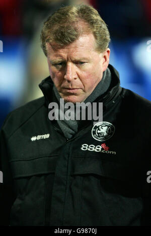 Middlesbroughs Manager Steve McClaren zeigt seine Niedergeschlagenheit in der Halbzeit, nachdem er zwei späte Tore gegen den FC Basel während des UEFA Cup Quarter-Final First-Leg Match in St Jakob Park, Basel, Schweiz, Donnerstag, 30. März 2006, zugestehen hat. DRÜCKEN Sie VERBANDSFOTO. Bildnachweis sollte lauten: Nick Potts/PA Stockfoto