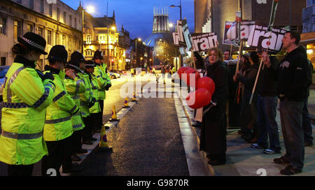 Am Donnerstag, den 30. März 2006, stehen vor dem Hope Street Hotel in Liverpool Anti-Kriegs-Demonstranten vor dem Besuch der US-Außenministerin Condoleezza Rice in der Region. DRÜCKEN Sie VERBANDSFOTO. Bildnachweis sollte lauten: Peter Byrne/PA. Stockfoto