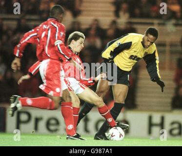 Juninho von Middlesbrough spielt den Ball nach vorne, während er von uns beobachtet wird Thierry Henry von Arsenal Stockfoto