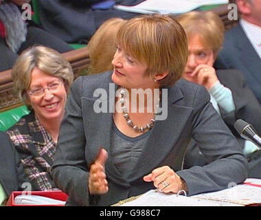 Kultursekretärin Tessa Jowell spricht am Montag, den 6. März 2006, im Unterhaus im Zentrum von London, während Umweltsekretärin Margaret Beckett (links) zuhört. Blair gab seine volle Unterstützung, als Frau Jowell vom Kabinettskollegen Beckett aufgefordert wurde, angesichts der Fragen über die verworrenen Finanzangelegenheiten ihrer Familie „hart zu machen“. Siehe PA Story POLITIK Jowell. DRÜCKEN SIE VERBANDSFOTO. Bildnachweis sollte lauten: PA Stockfoto