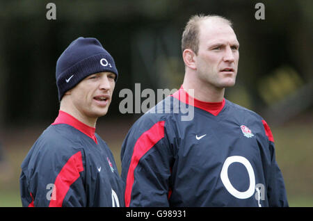 Englands Matt Dawson (L) und Lawrence Dallaglio während einer Trainingseinheit im Pennyhill Park, Bagshot, Surrey, Mittwoch, 8. März 2006. England spielt Frankreich in den RBS 6 Nationen im Stade de France am Sonntag. DRÜCKEN Sie VERBANDSFOTO. Bildnachweis sollte lauten: Tim Ockenden/PA Stockfoto