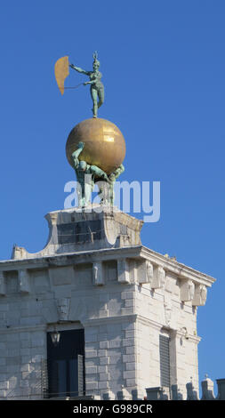 Venedig, Italien. Dogana del Mar zwei Sklaven unterstützen einen Globus und 17.Jahrhundert Wind Vane Statue des Glücks von Benoni. Foto Tony Gale Stockfoto