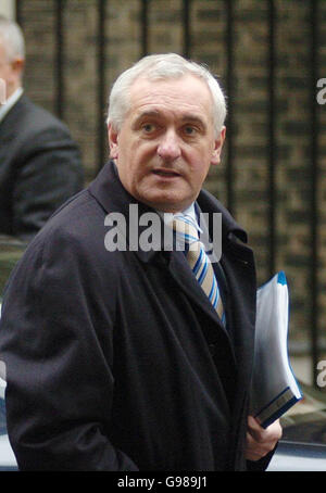 Der irische Taoiseach Bertie Ahern kommt in der Downing Street Nr. 10 im Zentrum von London an, wo der britische Premierminister Tony Blair zusammentreffen wird. Stockfoto