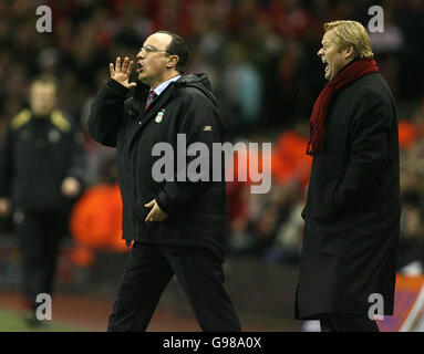 Liverpool-Manager Rafael Benitez (L) und Benfica-Manager Ronald Koeman rufen ihre Teams während der UEFA Champions League zweite Runde, zweite Etappe Spiel im Anfield Stadium, Liverpool, Mittwoch, 8. März 2006. DRÜCKEN Sie VERBANDSFOTO. Bildnachweis sollte lauten: Peter Byrne/PA. Stockfoto