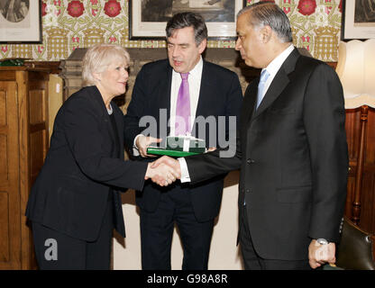 (L bis R) die Parlamentarische Privatsekretärin Ann Keen, der britische Kanzler Gordon Brown und der pakistanische Premierminister Shaukat Aziz tauschen nach einem Treffen im Unterhaus am 08. März 2006 in London Geschenke aus. AFP FOTO/POOL/LEON NEAL Stockfoto