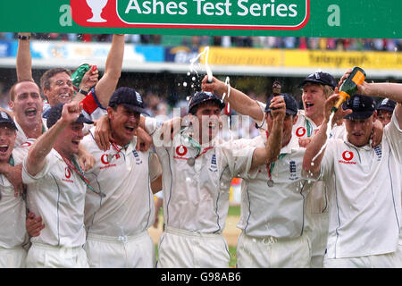 England Team feiert nach dem Gewinn der Asche am letzten Tag des fünften npower Test Spiel gegen Australien im Brit Oval, London, Montag, 12. September 2005. England gewann die Asche nach dem letzten Test Match und gewann die Serie 2-1. DRÜCKEN Sie VERBANDSFOTO. Bildnachweis sollte lauten: Rui Vieira/PA. Stockfoto