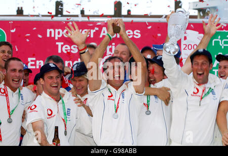 England Team feiert nach dem Gewinn der Asche am letzten Tag des fünften npower Test Spiel gegen Australien im Brit Oval, London, Montag, 12. September 2005. England gewann die Asche nach dem letzten Test Match und gewann die Serie 2-1. DRÜCKEN Sie VERBANDSFOTO. Bildnachweis sollte lauten: Rui Vieira/PA. Stockfoto