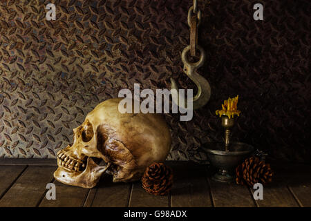 Stillleben mit einem Schädel-Konzept auf die Kunst. Stockfoto