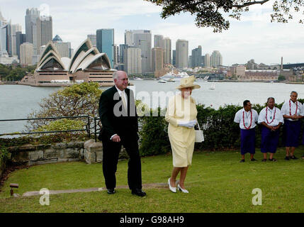 Königin Elizabeth II. Geht mit dem australischen Premierminister John Howard am Montag, den 13. März 2006, während eines Empfangs am Commonwealth Day im Admiralty House in Sydney spazieren. Früher hatte die Königin ihren ersten Commonwealth Day Service außerhalb des Vereinigten Königreichs besucht Siehe PA Geschichte ROYAL Commonwealth. DRÜCKEN Sie VERBANDSFOTO. Bildnachweis sollte lauten: Gareth Fuller / PA. Stockfoto