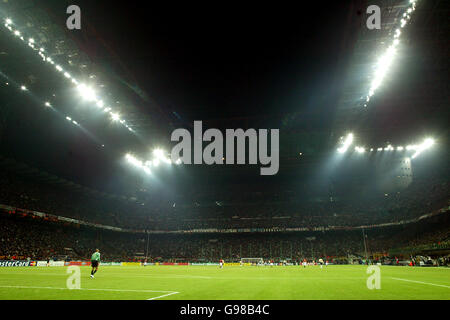 Fußball - UEFA Champions League - 16. Runde - 2. Etappe - AC Mailand / Bayern München - Giuseppe Meazza. Gesamtansicht des AC Mailand Stadions, Giuseppe Meazza Stockfoto