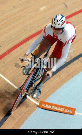 Die Engländerin Victoria Pendleton in Aktion auf ihrem Weg zur Silbermedaille im 500-Meter-Zeitfahren der Frauen bei den 18. Commonwealth Games in Melbourne, Australien, Donnerstag, 16. März 2006. DRÜCKEN SIE VERBANDSFOTO. Der Bildnachweis sollte lauten: Sean Dempsey/PA. Stockfoto