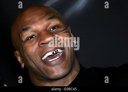 Der ehemalige Schwergewicht-Boxer Mike Tyson bei einer Pressekonferenz im Midland Hotel, Manchester, Donnerstag, 16. März 2006. Tyson förderte die World Cage Fighting Championship, die am Samstag in der MEN Arena stattfinden wird. DRÜCKEN Sie VERBANDSFOTO. Bildnachweis sollte lauten: David Davies/PA. Stockfoto