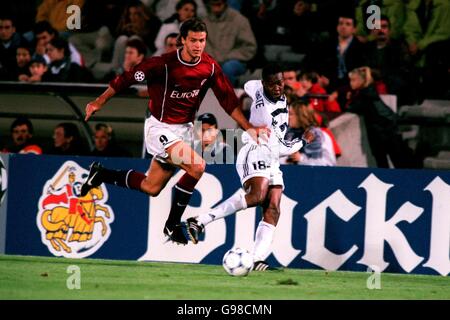 Fußball - UEFA Champions League - Gruppe G - Bordeaux / Sparta Prag. Vratislav Lokvenc von Sparta Prag (links) schiebt die Lassina Diabate von Bordeaux (rechts) zur Seite Stockfoto