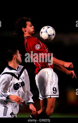 Fußball - UEFA Champions League - Gruppe G - Bordeaux / Sparta Prag. Vratislav Lokvenc (rechts) von Sparta Prag kontrolliert den Ball auf seiner Brust, beobachtet von Nisa Saveljic aus Bordeaux (links) Stockfoto