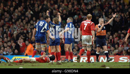 Frankreichs Spieler feiern als Schiedsrichter Chris White Signale Vollzeit während des RBS 6 Nations Spiel gegen Wales im Millennium Stadium, Cardiff, Samstag, 18. März 2006. DRÜCKEN Sie VERBANDSFOTO. Bildnachweis sollte lauten: David Jones/PA. Stockfoto