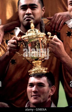 Rugby Union - Rugby-Weltmeisterschaft 99 - Finale - Frankreich gegen Australien. Australische Spieler feiern mit der WM. Stockfoto