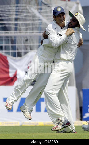 Der indische Sachin Tendulkar (links) feiert am zweiten Tag des 3. Test-Spiels im Wankhede Stadium, Bombay, Indien, am Sonntag, den 19. März 2006, den Fang, Englands Kapitän Andrew Flintoff zu entlassen. DRÜCKEN SIE VERBANDSFOTO. Bildnachweis sollte lauten: Rebecca Naden/PA Stockfoto