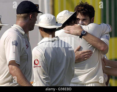 Der Engländer James Anderson (rechts) umarmt Matthew Hoggard, nachdem er den indischen Schlagmann Sachin Tendulkar am zweiten Tag des dritten Testkampfes im Wankhede Stadium, Mumbai, Indien, am Sonntag, den 19. März 2006, entlässt hatte. DRÜCKEN SIE VERBANDSFOTO. Bildnachweis sollte lauten: Rebecca Naden/PA. ***NUR FÜR REDAKTIONELLE ZWECKE - KEINE NUTZUNG DES MOBILTELEFONS*** Stockfoto