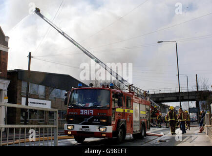 Feuerwehrleute bekämpfen einen Brand im Lager von STS Flooring Distributors, Green Lane, Penge London, Sonntag, 19. März 2006. Die Londoner Feuerwehr wurde heute früh in das Lager gerufen, und mindestens 70 Feuerwehrleute arbeiten an 10 Pumpen und Luftgeräten, um den Brand zu löschen. DRÜCKEN SIE VERBANDSFOTO. Der Bildnachweis sollte lauten: Fiona Hanson/PA Stockfoto