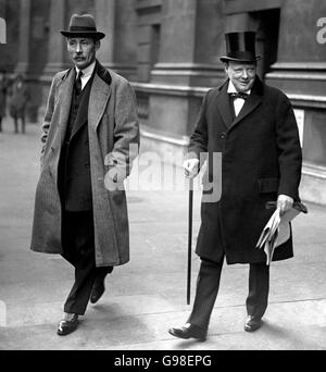 Winston Churchill, rechts, nach seiner Reise nach Ägypten zurück in London, verließ das Kolonialbüro mit Kapitän RT Hon Sir Frederick Guest. Stockfoto