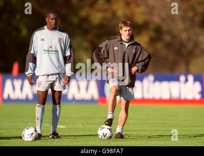 Fußball - Euro 2000 Qualifikation - Play Off First Leg - Schottland gegen England - England Training. L-R; die Engländerin Emile Heskey & Michael Owen halten während des Trainings für die EM 2000 Qualifikation gegen Schottland inne Stockfoto