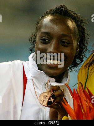 Die Engländerin Nadia Williams zeigt ihre Bronzemedaille, die sie beim Women's Triple Jump auf dem Melbourne Cricket Ground, Melbourne, während der 18. Commonwealth Games in Melbourne, Australien, am Dienstag, den 21. März 2006 gewonnen hat. DRÜCKEN SIE VERBANDSFOTO. Bildnachweis sollte lauten: Gareth Copley/PA. Stockfoto