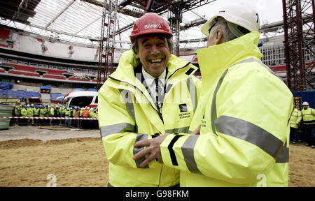 Gordon Banks MBE begrüßt den Ex-Fußballspieler für Deutschland Hans Tilkowski am Dienstag, den 21. März 2006 im Wembley-Stadion. Sieben der 1966 in England siegreichen WM-Teams sind an den Schauplatz ihres Sieges in Wembley zurückgekehrt - zusammen mit 11 Mitgliedern des westdeutschen Kaders, die sie geschlagen haben, um die Trophäe zu holen. Die Veranstaltung wurde anlässlich des 40. Jahrestages der größten Leistung des englischen Fußballs organisiert und mit der Vorfreude auf die Fußballweltmeisterschaft in Deutschland in diesem Sommer. Siehe PA Story SPORT England. DRÜCKEN SIE VERBANDSFOTO. Bildnachweis sollte lauten: Andrew Parsons/PA Stockfoto