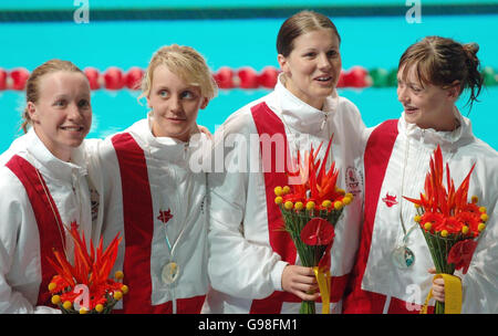 Das englische 4x100-m-Medley-Staffelteam (von links nach rechts), wie z. B. die beiden Teams, wie z. B. Melie Marshall, Barbara Halsall, Kate Haywood und Terri Dunning, feiern den Gewinn der Silbermedaille während der 18. Commonwealth Games in Melbourne, Australien, Dienstag, den 21. März 2006. DRÜCKEN SIE VERBANDSFOTO. Der Bildnachweis sollte lauten: Sean Dempsey/PA. Stockfoto