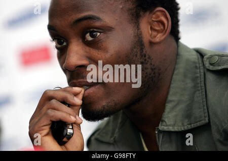 Chelseas Michael Essien spricht mit den Medien während einer Pressekonferenz auf dem Cobham Training Ground, Surrey, Dienstag, 21. März 2006. Chelsea ist morgen Abend in der sechsten Runde des FA Cup gegen Newcastle United. DRÜCKEN SIE VERBANDSFOTO. Bildnachweis sollte lauten: David Davies/PA. Stockfoto