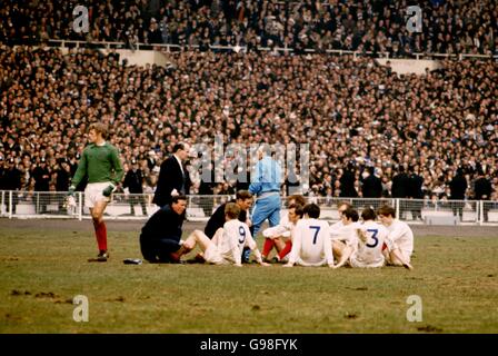 Leeds United Torwart Gary Sprake (grünes Hemd) steht allein da, wie der Rest des Leeds-Teams Mick Jones, Billy Bremner, Paul Madeley, Peter Lorimer, Jack Charlton, Johnny Giles, Terry Cooper und Allan Clarke nehmen Anweisungen von Manager Don Revie, während Trainer Les Cocker (blauer Trainingsanzug) wegschaut. Stockfoto