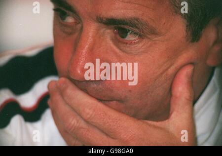 Fußball - EM 2000 Qualifier - Play Off Second Leg - England gegen Schottland - England Pressekonferenz. England Coach Kevin Keegan bei der Pressekonferenz Stockfoto