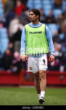 Fußball - FA Barclays Premiership - Aston Villa gegen Fulham - Villa Park. Juan Pablo Angel von Aston Villa Stockfoto