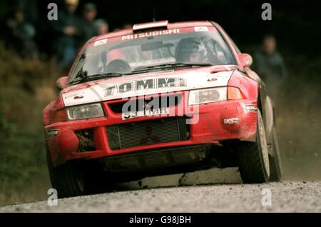 Tommi Makinen bestimmt das Tempo in den frühen Phasen Morgen Stockfoto