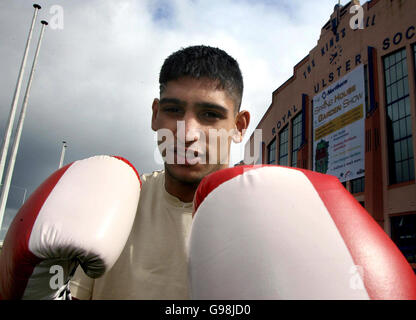 Der britische Boxer Amir Khan vor dem Kings Hall Conference Center in Belfast, Montag, den 27. März 2006, wird Khan am Samstag, den 20. Mai, in seinem ersten Kampf in Belfast spielen, sein Gegner muss noch benannt werden. DRÜCKEN SIE VERBANDSFOTO. Bildnachweis sollte lauten: Paul Faith/PA. Stockfoto