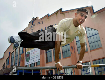 Der britische Boxer Amir Khan vor dem Kings Hall Conference Center in Belfast. Khan wird in seinem ersten Kampf in Belfast am Samstag, 20. Mai, sein Gegner ist noch nicht benannt werden. Stockfoto