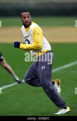 Thierry Henry von Arsenal bei einer Trainingseinheit in London Colney, Hertfordshire, Montag, 27. März 2006, vor dem morgigen UEFA Champions League-Spiel gegen Juventus. DRÜCKEN Sie VERBANDSFOTO. Bildnachweis sollte lauten: Nick Potts/PA Stockfoto