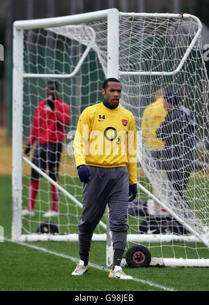 Thierry Henry von Arsenal bei einer Trainingseinheit in London Colney, Hertfordshire, Montag, 27. März 2006, vor dem morgigen UEFA Champions League-Spiel gegen Juventus. DRÜCKEN Sie VERBANDSFOTO. Bildnachweis sollte lauten: Nick Potts/PA. Stockfoto