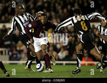 Thierry Henry von Arsenal kommt am Dienstag, den 28. März 2006, beim Viertelfinalspiel der UEFA Champions League in Highbury, London, an Juventus' Patrick Vieira (L) vorbei. DRÜCKEN Sie VERBANDSFOTO. Bildnachweis sollte lauten: David Davies/PA. Stockfoto