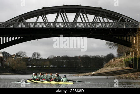 Die Besatzung der Cambridge University fährt am Mittwoch, den 29. März 2006, während einer Trainingseinheit auf der Themse, London, vor dem Bootsrennen am Sonntag unter der Barnes Bridge vorbei. DRÜCKEN SIE VERBANDSFOTO. Bildnachweis sollte lauten: Chris Young/PA. Stockfoto