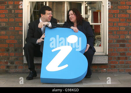 Finanzminister Brian Cowen TD und Dr. Patricia Clarke lancieren am Mittwoch, den 29. März 2006, die neue Website "WWW.BORDERIRELAND.INFO" im Buswells Hotel in Dublin.die Website wird von der Europäischen Union finanziert und ist als One-Stop-Shop für grenzüberschreitende Informationen gedacht. Siehe PA Geschichte POLITIK Grenze. DRÜCKEN Sie VERBANDSFOTO. Bildnachweis sollte lauten: Julien Behal/PA Stockfoto