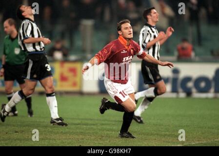 Francesco Totti von Roma feiert als Newcastle das einzige Tor Die Spieler stehen niedergeschlagen Stockfoto