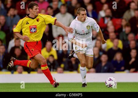 Darren Huckerby von Leeds United (rechts) übertrifft Mark Williams von Watford (links) Stockfoto