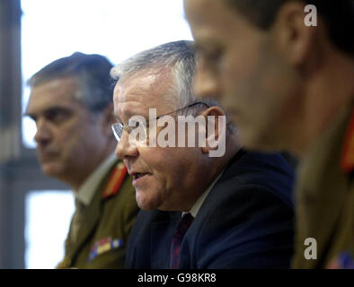 Minister für die Streitkräfte RT Hon Adam Ingram MP (Mitte) flankiert von LT Gen Freddie Viggers (rechts) und Maj Gen Andrew Graham (links) präsentiert Antwort auf die 'Deep Cut Review' aus dem Verteidigungsministerium in Whitehall, London. Stockfoto