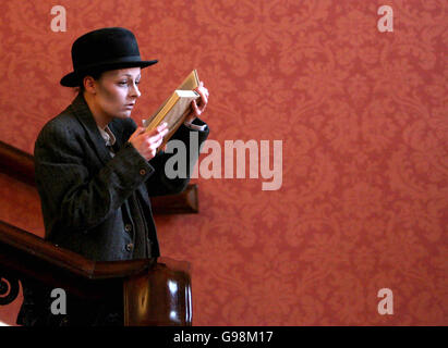 Ein Schüler der Gaiety School of Acting liest aus den Werken von Thomas Beckett beim Beckett Centenary Festival im Dublin Castle, Mittwoch, 29. März 2006. DRÜCKEN Sie VERBANDSFOTO. Bildnachweis sollte lauten: Niall Carson/PA Stockfoto