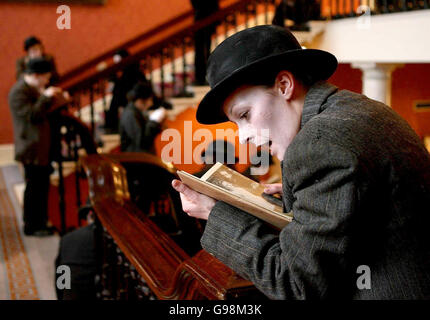 Ein Schüler der Gaiety School of Acting liest aus den Werken von Thomas Beckett beim Beckett Centenary Festival in Dublin Castle, Mittwoch, 29. März 2006. DRÜCKEN Sie VERBANDSFOTO. Bildnachweis sollte lauten: Niall Carson/PA Stockfoto