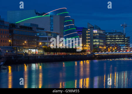 Der Fluss Liffey, Samuel Beckett Bridge und dem Convention Center - Dublin - Irland Stockfoto