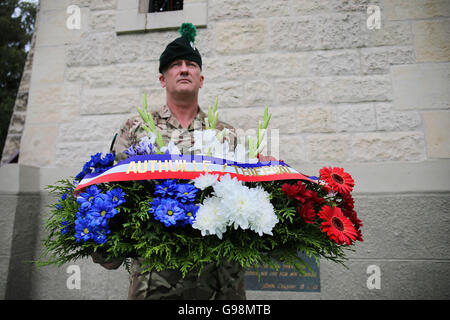 Farbe Sergeant Trevor Ross übernimmt Kränze vom Bürgermeister von Thiepval, an der Ulster Memorial Tower in Thiepval, Frankreich, vor dem Gedenken an den hundertsten Jahrestag der Schlacht an der Somme. Stockfoto