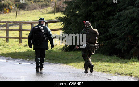 PSNI-Offiziere und die britische Armee patrouillieren gemeinsam den Schauplatz einer großen grenzüberschreitenden Suchaktion in der Nähe von Crossmaglen in der Grafschaft Armagh, Donnerstag, 9. März 2006. Drei Personen wurden während einer massiven Sicherheitsoperation im Zusammenhang mit einer umfassenden Untersuchung des organisierten Verbrechens auf beiden Seiten der irischen Grenze verhaftet. Hunderte von Polizisten und Soldaten im Süden von Armagh und im Norden von Co Louth überfielen Grundstücke und in einer Phase wurde ein Gebiet um das Familienhaus von Thomas 'Slab' Murphy, 62, angeblich des damaligen Stabschefs der IRA, abgedichtet. DRÜCKEN Sie VERBANDSFOTO. Bildnachweis sollte lauten: Niall Carson/PA Stockfoto