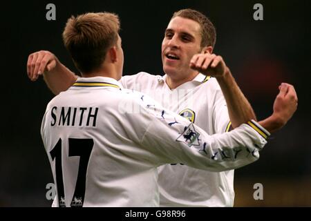 Alan Smith von Leeds United (links) feiert eines seiner Ziele Mit Teamkollege Darren Huckerby (rechts) Stockfoto