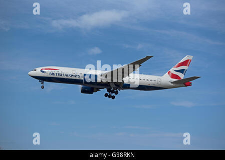 British Airways Boeing 777-236 Registrierung G-VIMM Ansatz zum Flughafen London Heathrow.  SCO 10.468. Stockfoto